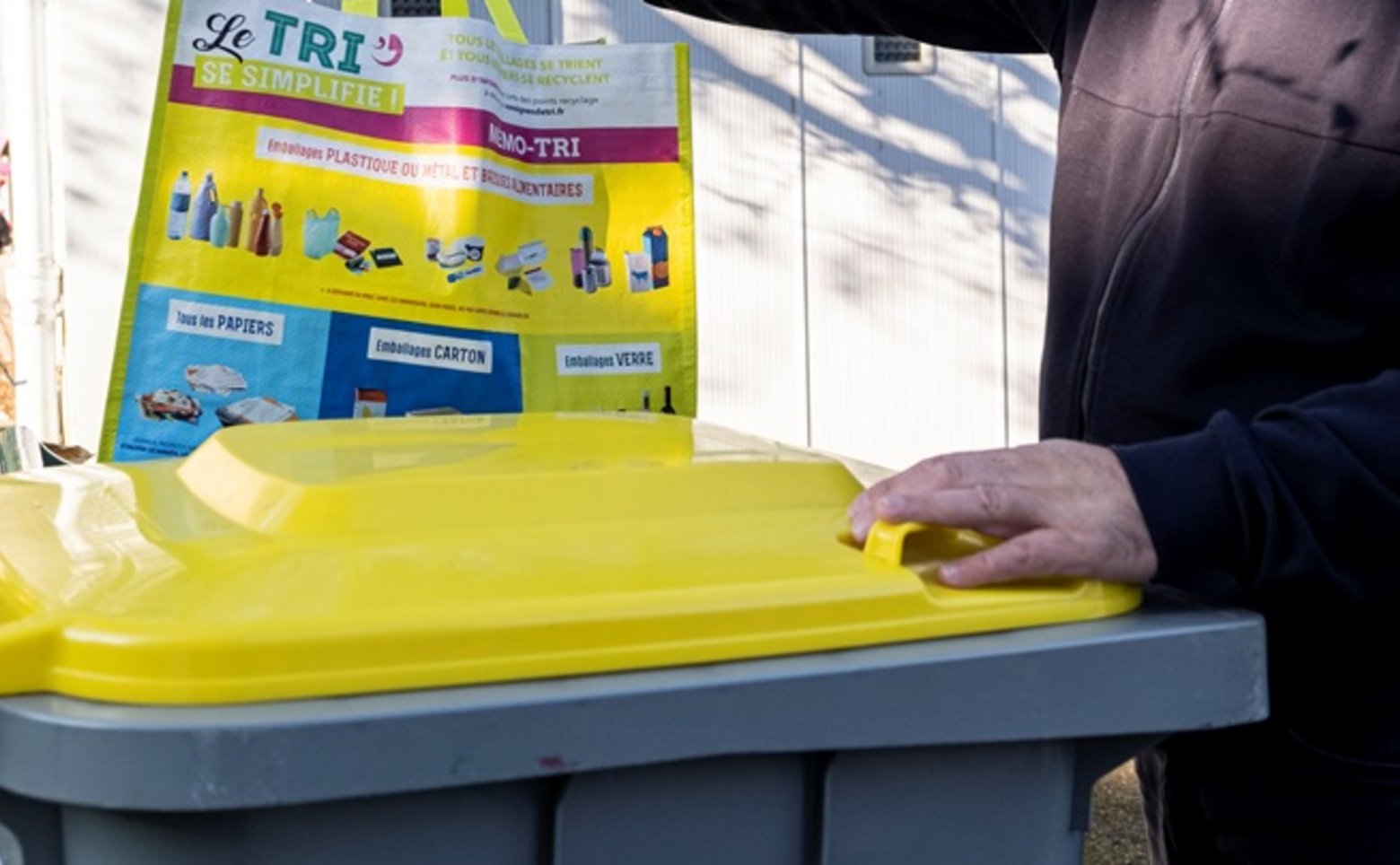 Peut-on mettre un sac poubelle dans la poubelle jaune ? [2023]