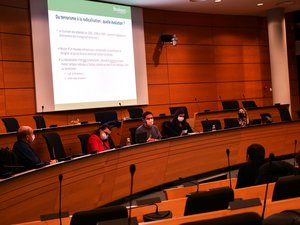 Table ronde "sensibilisation, compréhension et rôle des collectivités territoriales dans la prévention des phénomènes de radicalisations et de l'extémisme violent" avec Hasna Hussein et Eric Poinsot, en novembre 2021